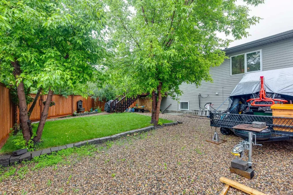 5902- 52 Avenue Stettler AB T4K 1L4
