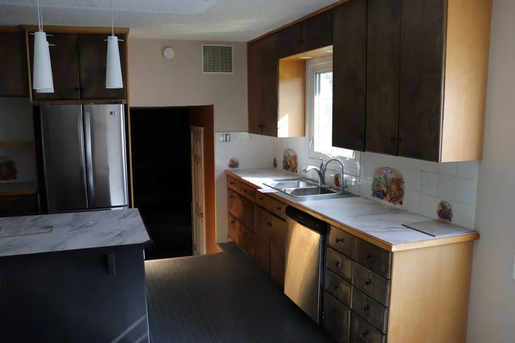 5505 13 Avenue Edson AB T7E 1H7
