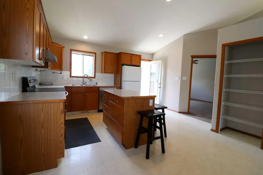 210 Chilcotin Road W Lethbridge AB T1K7N1