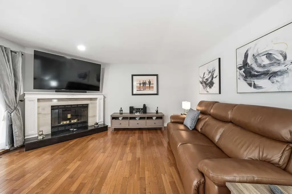 308 Douglasbank Drive SE Calgary AB T2Z 3C7