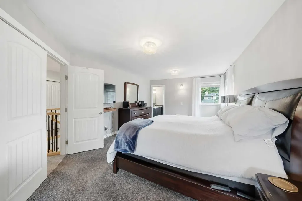 308 Douglasbank Drive SE Calgary AB T2Z 3C7