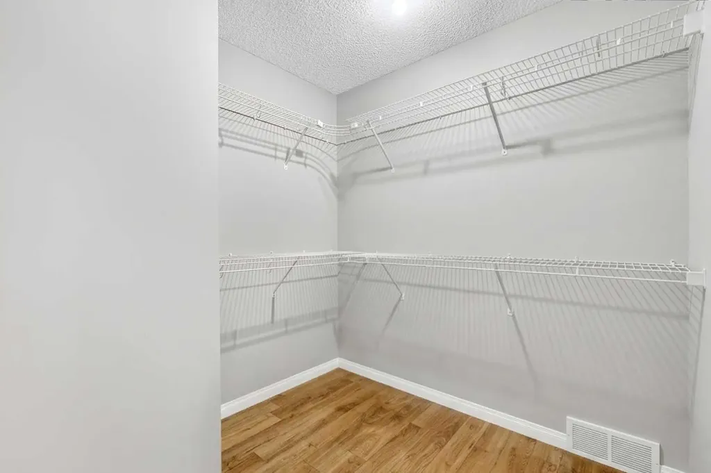 5105 Valleyview Park SE Calgary AB T2B 3R6