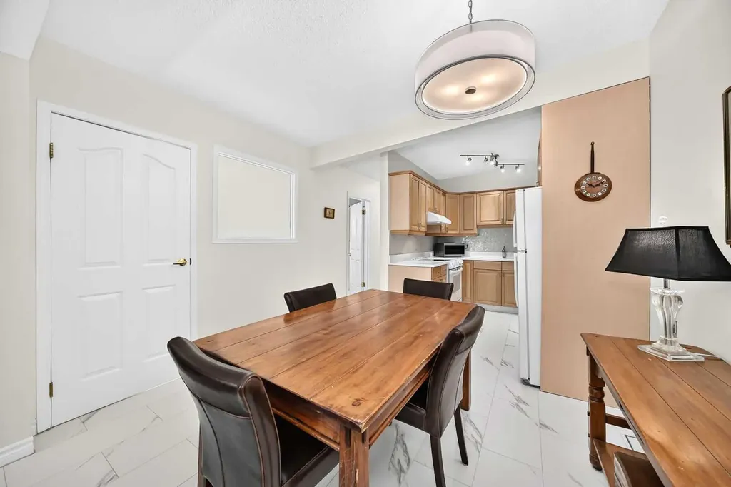 2124B 52 Avenue SW Calgary AB T3E 1K3