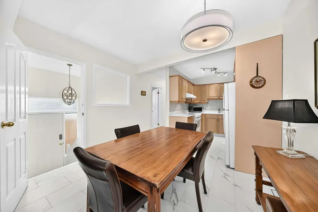 2124B 52 Avenue SW Calgary AB T3E 1K3