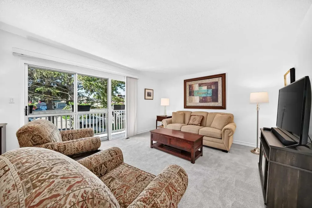2124B 52 Avenue SW Calgary AB T3E 1K3