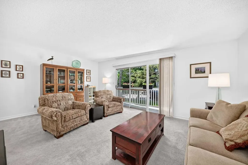 2124B 52 Avenue SW Calgary AB T3E 1K3