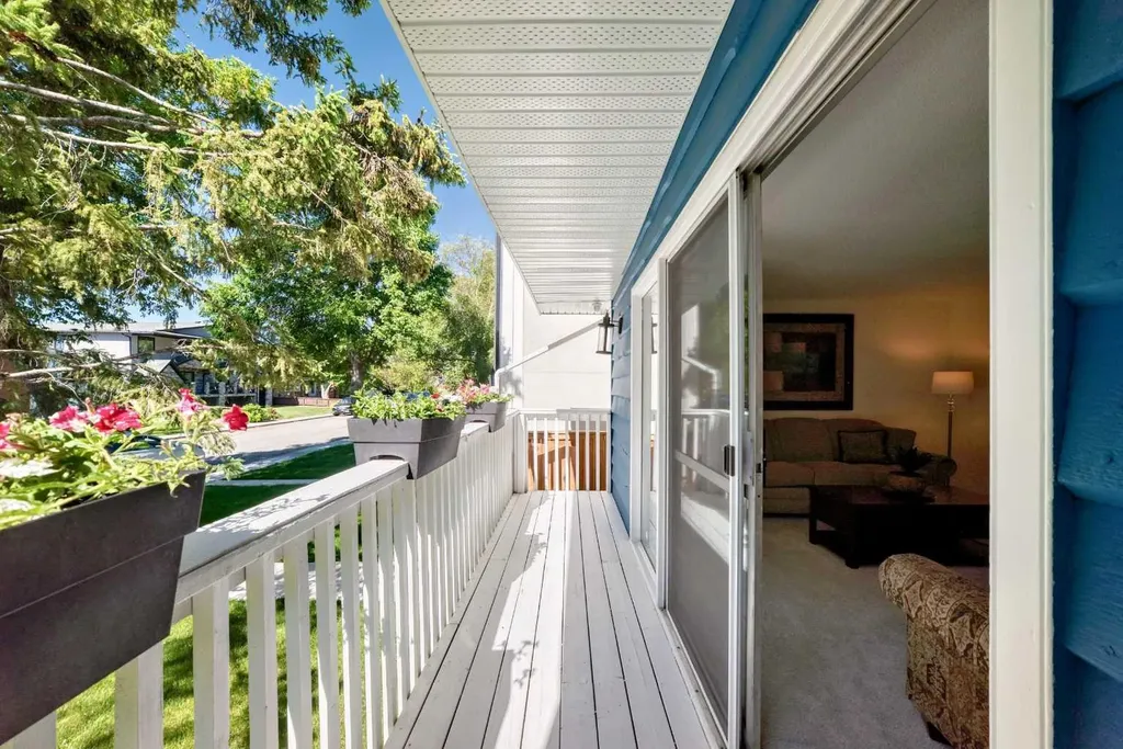 2124B 52 Avenue SW Calgary AB T3E 1K3