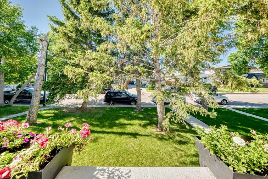 2124B 52 Avenue SW Calgary AB T3E 1K3