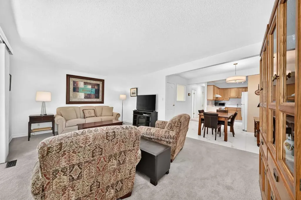 2124B 52 Avenue SW Calgary AB T3E 1K3