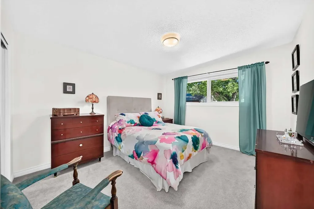 2124B 52 Avenue SW Calgary AB T3E 1K3