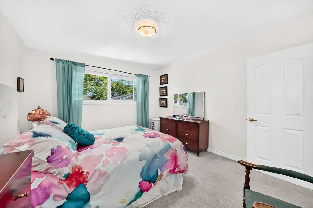 2124B 52 Avenue SW Calgary AB T3E 1K3