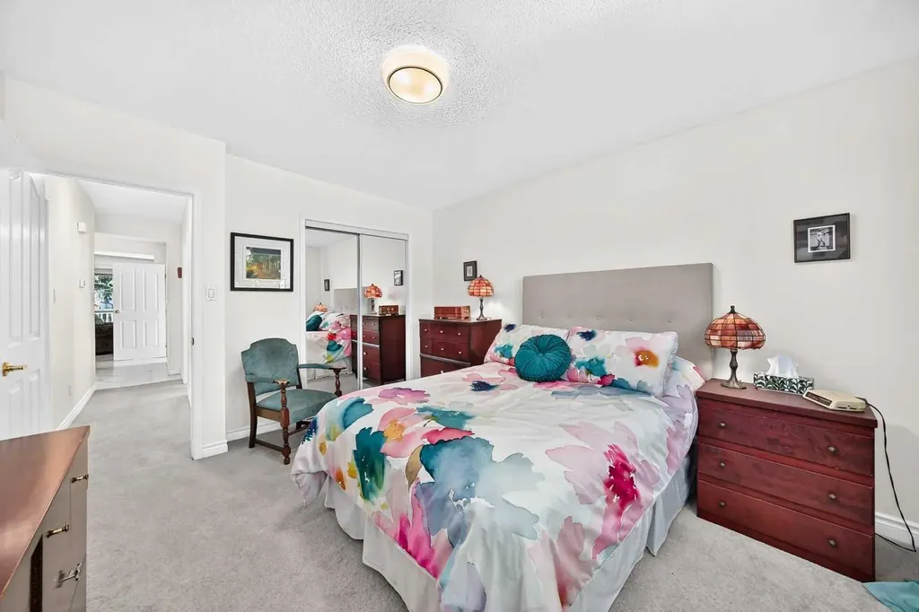 2124B 52 Avenue SW Calgary AB T3E 1K3