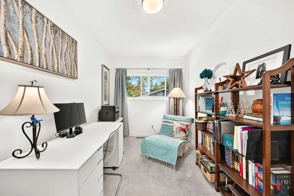 2124B 52 Avenue SW Calgary AB T3E 1K3