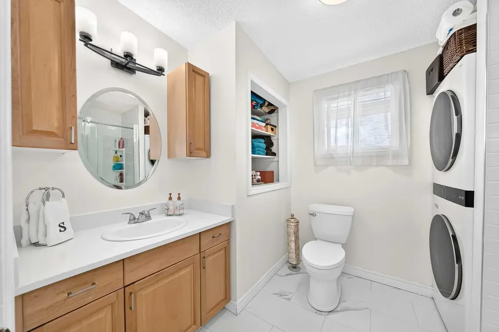 2124B 52 Avenue SW Calgary AB T3E 1K3