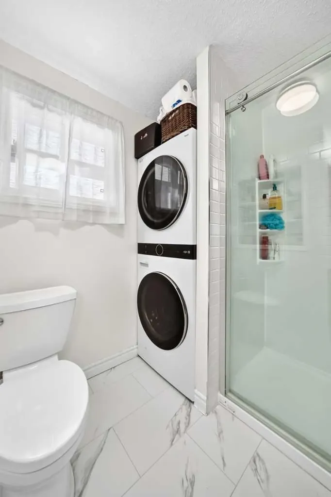 2124B 52 Avenue SW Calgary AB T3E 1K3