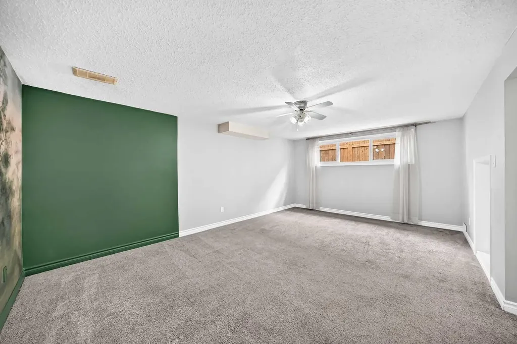 2124B 52 Avenue SW Calgary AB T3E 1K3