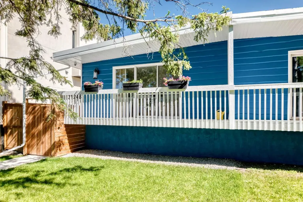 2124B 52 Avenue SW Calgary AB T3E 1K3