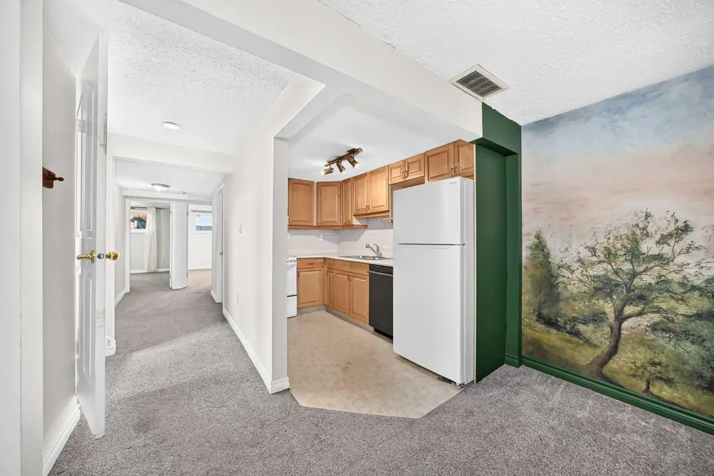 2124B 52 Avenue SW Calgary AB T3E 1K3