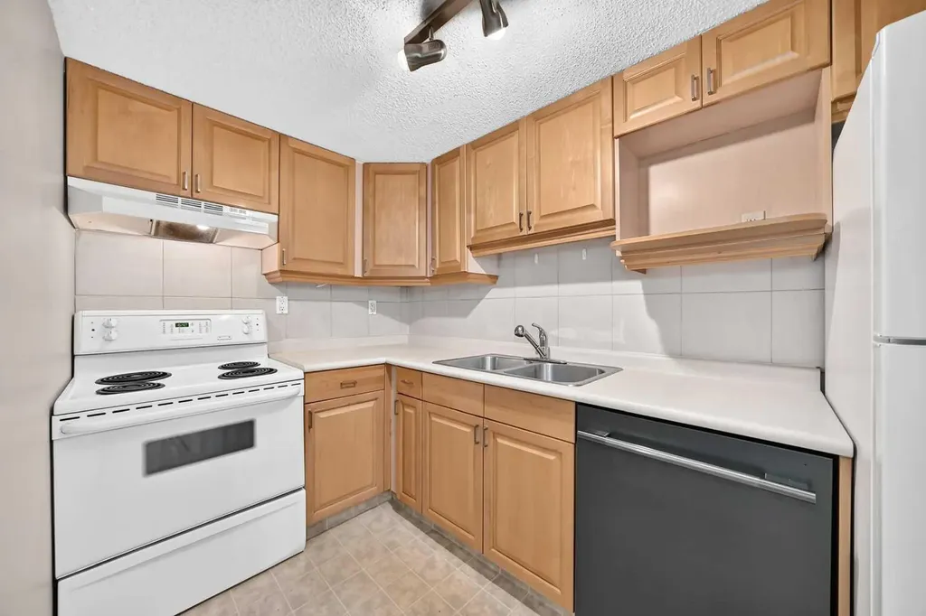 2124B 52 Avenue SW Calgary AB T3E 1K3