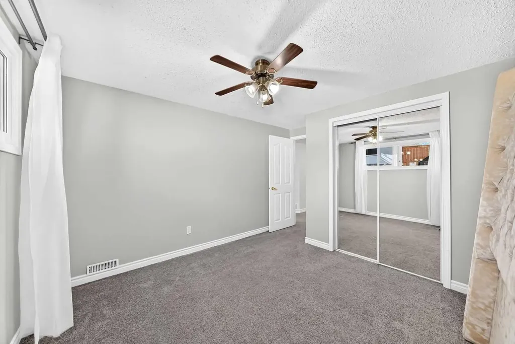 2124B 52 Avenue SW Calgary AB T3E 1K3