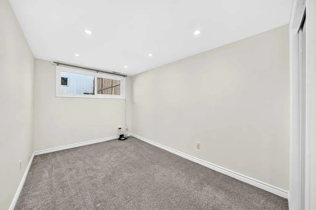 2124B 52 Avenue SW Calgary AB T3E 1K3
