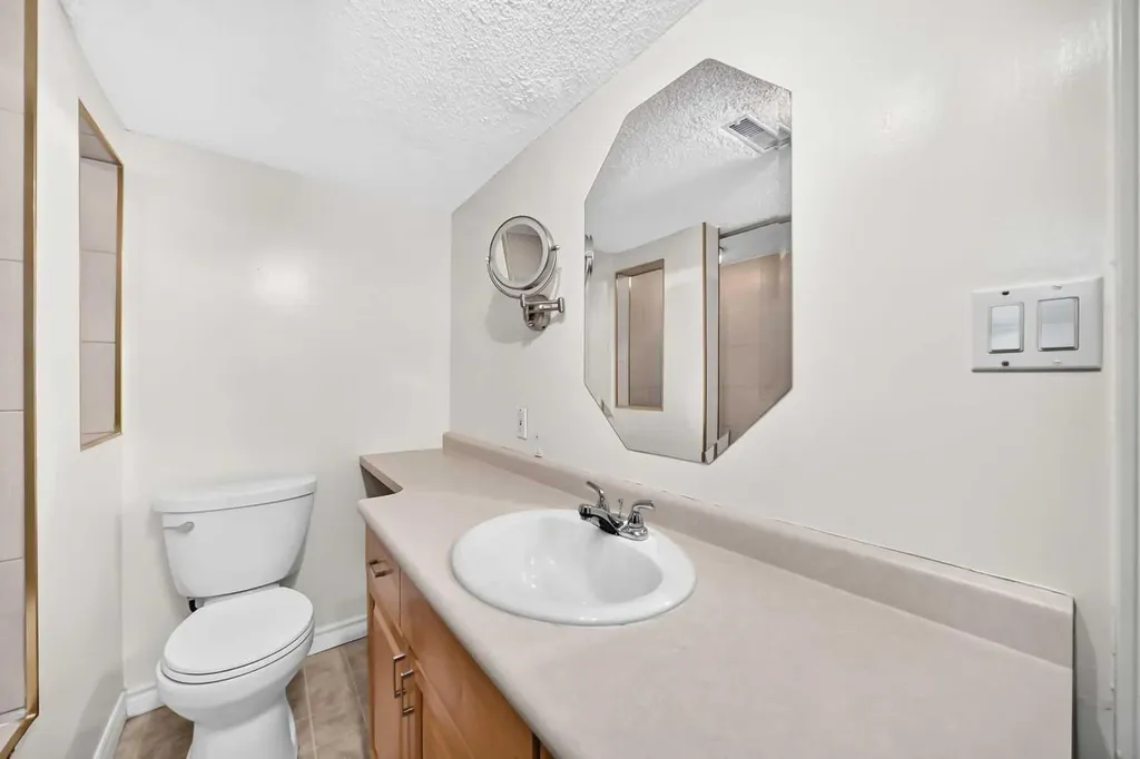 2124B 52 Avenue SW Calgary AB T3E 1K3