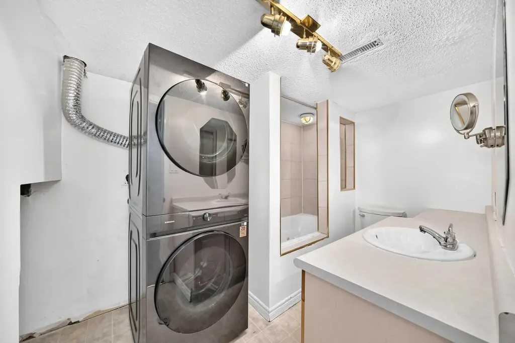2124B 52 Avenue SW Calgary AB T3E 1K3