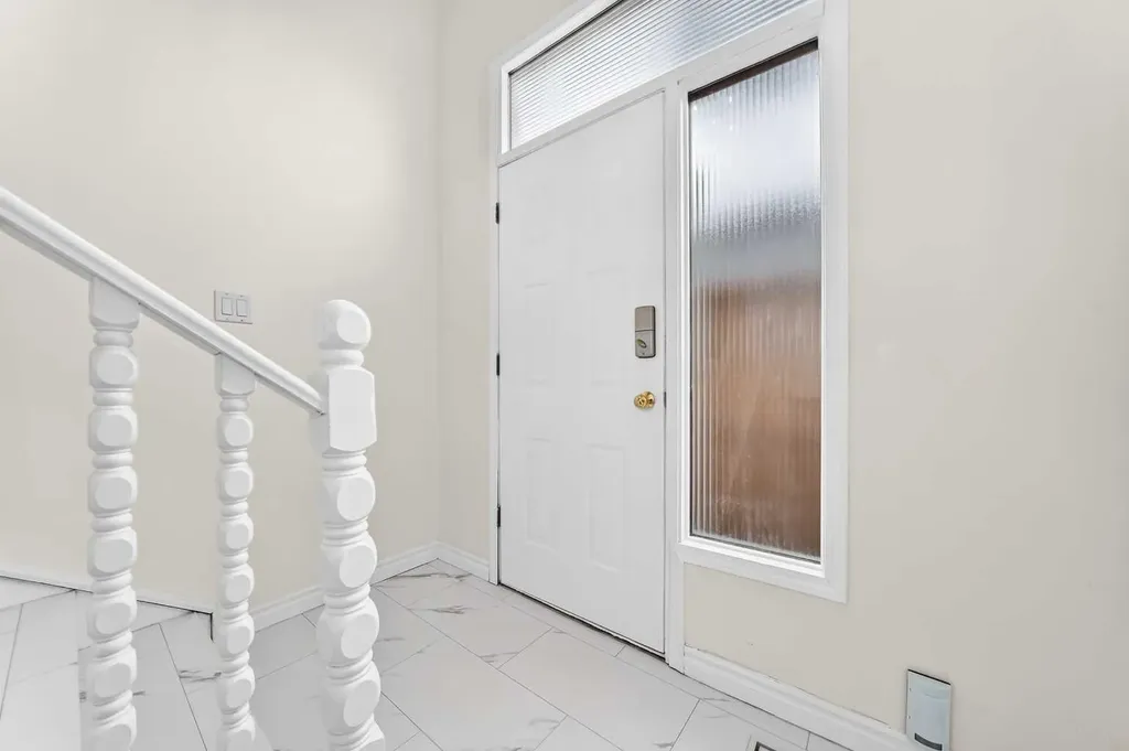 2124B 52 Avenue SW Calgary AB T3E 1K3