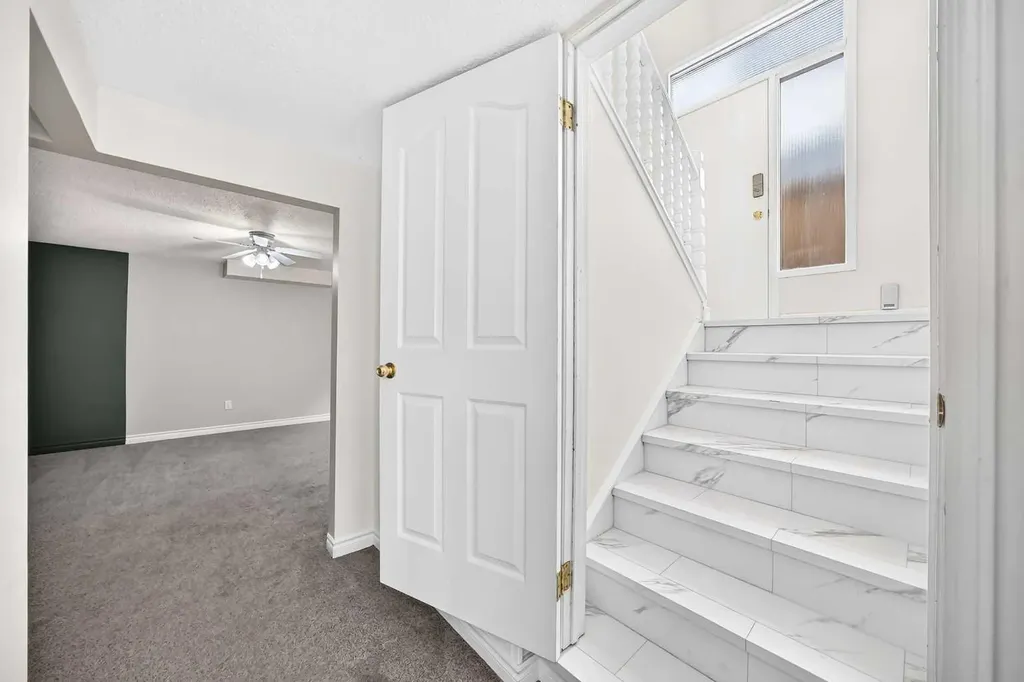 2124B 52 Avenue SW Calgary AB T3E 1K3