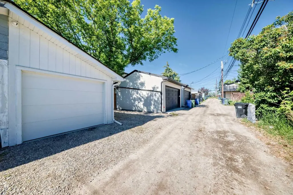 2124B 52 Avenue SW Calgary AB T3E 1K3