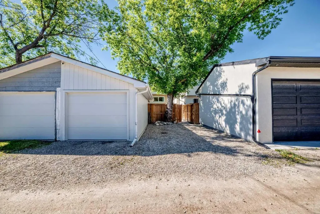 2124B 52 Avenue SW Calgary AB T3E 1K3
