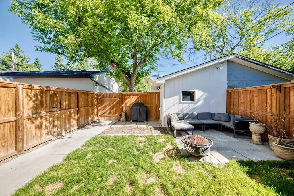 2124B 52 Avenue SW Calgary AB T3E 1K3
