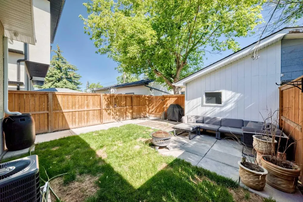 2124B 52 Avenue SW Calgary AB T3E 1K3
