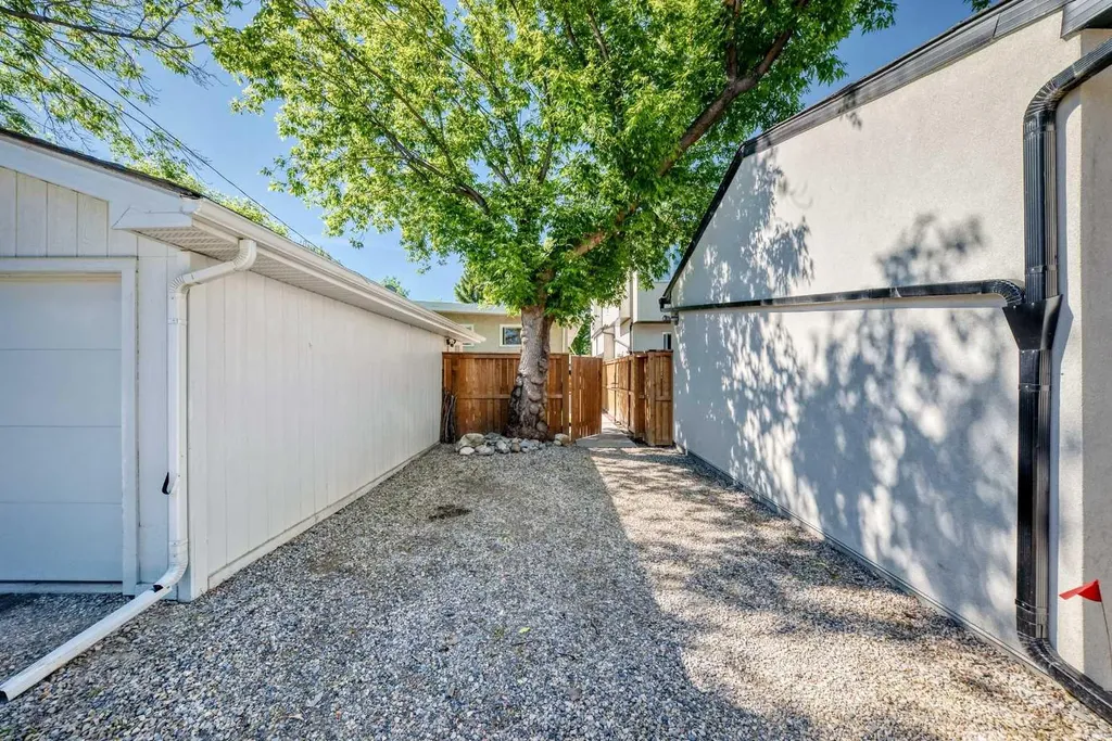 2124B 52 Avenue SW Calgary AB T3E 1K3