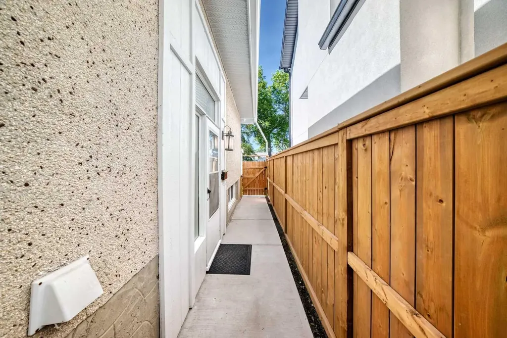 2124B 52 Avenue SW Calgary AB T3E 1K3