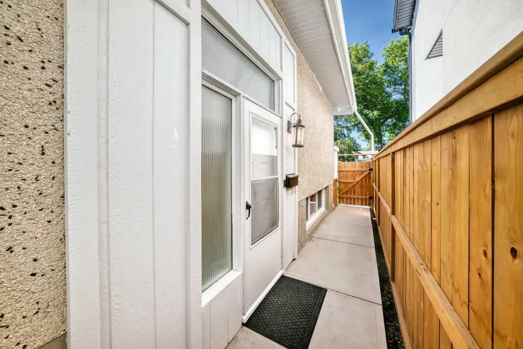 2124B 52 Avenue SW Calgary AB T3E 1K3