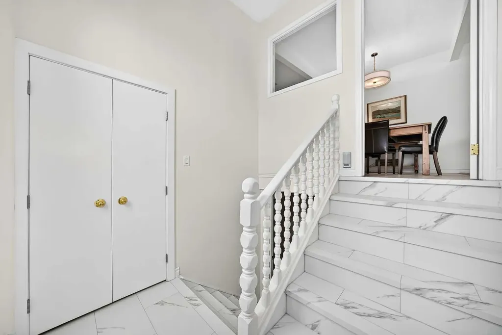 2124B 52 Avenue SW Calgary AB T3E 1K3