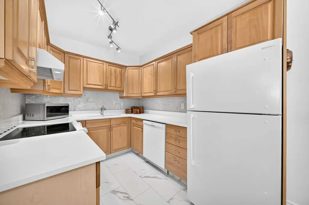 2124B 52 Avenue SW Calgary AB T3E 1K3