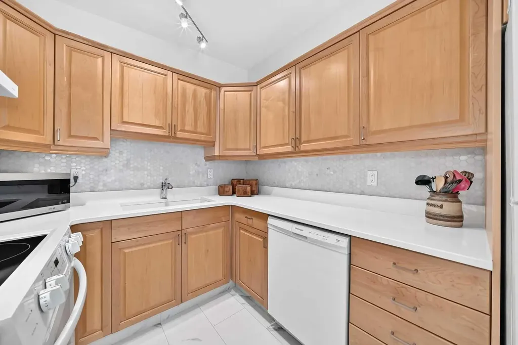 2124B 52 Avenue SW Calgary AB T3E 1K3