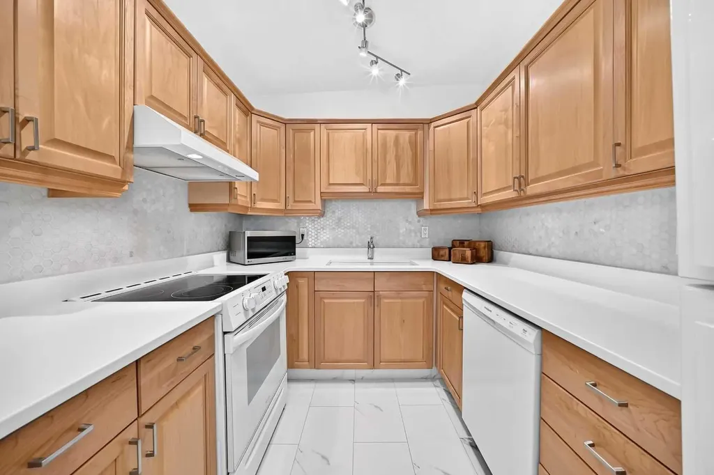 2124B 52 Avenue SW Calgary AB T3E 1K3