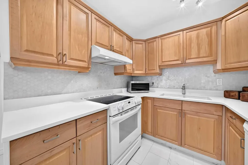 2124B 52 Avenue SW Calgary AB T3E 1K3