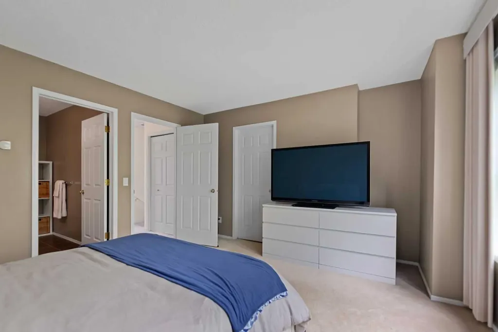 7171 Coach Hill Road SW Calgary AB T3H 3R7