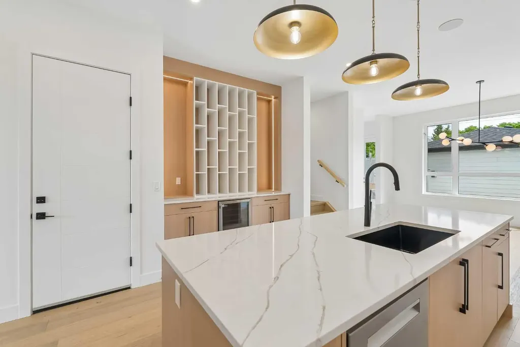 1025 32 Avenue NW Calgary AB T2K 0B2