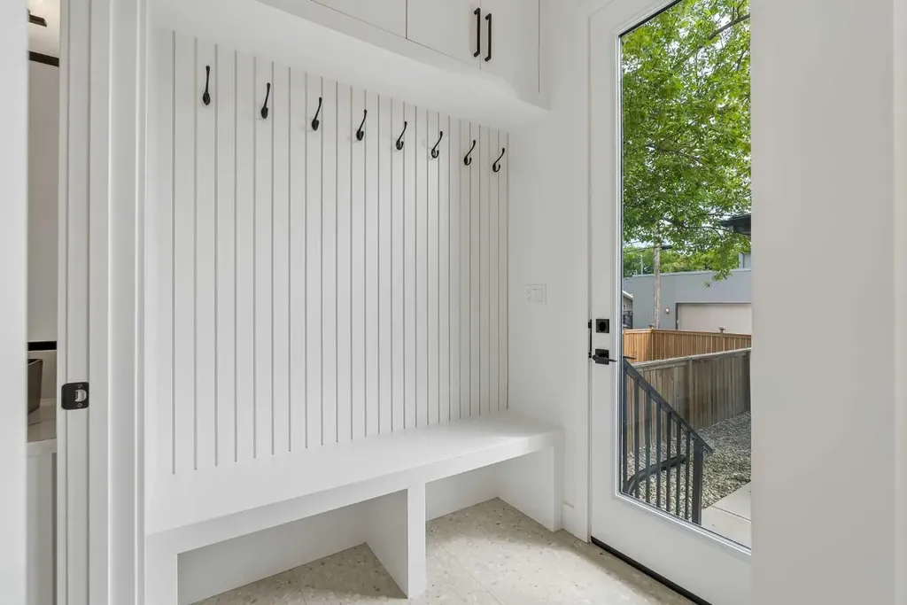 1025 32 Avenue NW Calgary AB T2K 0B2
