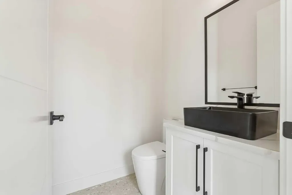 1025 32 Avenue NW Calgary AB T2K 0B2