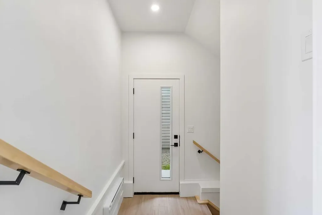 1025 32 Avenue NW Calgary AB T2K 0B2