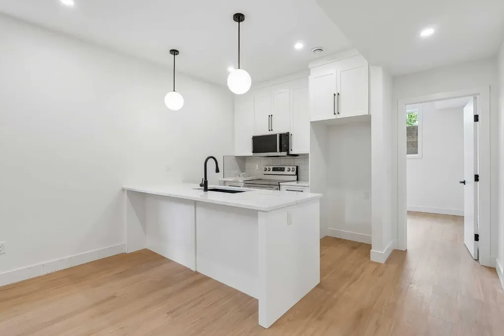 1025 32 Avenue NW Calgary AB T2K 0B2