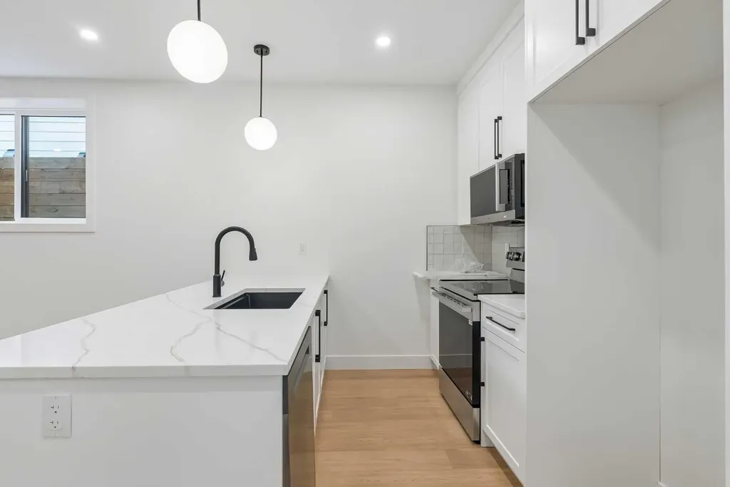 1025 32 Avenue NW Calgary AB T2K 0B2