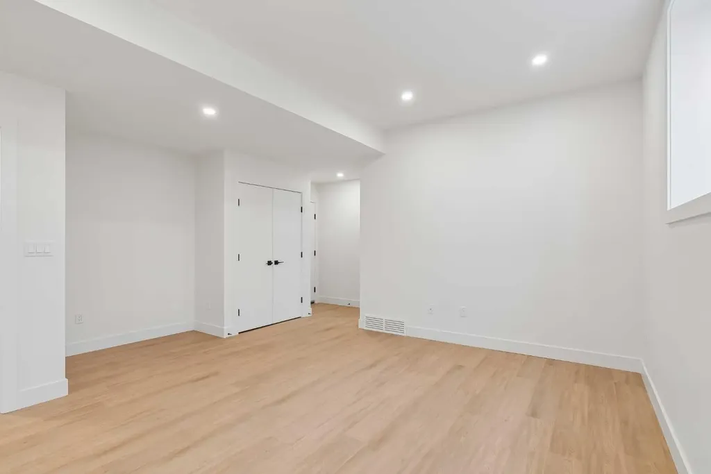 1025 32 Avenue NW Calgary AB T2K 0B2