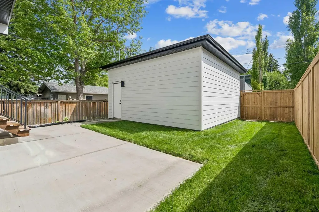 1025 32 Avenue NW Calgary AB T2K 0B2